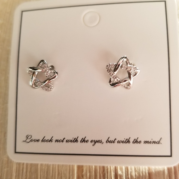 ⭐⭐Beautiful dainty Sterling Silver star studs⭐⭐ - Picture 5 of 7